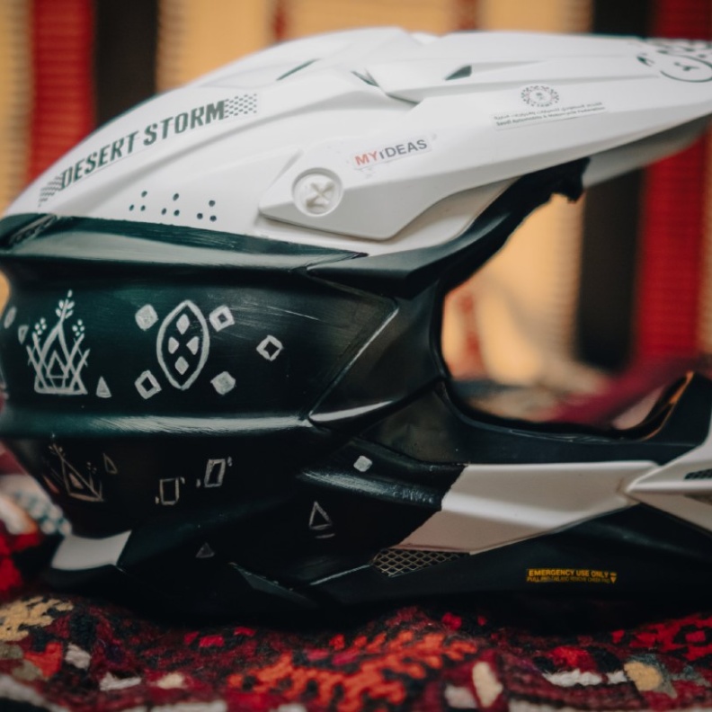 النقوش السعودية تتألق في رالي داكار 2025: خوذة بتصاميم تراثية تحتفي بجمال المملكة