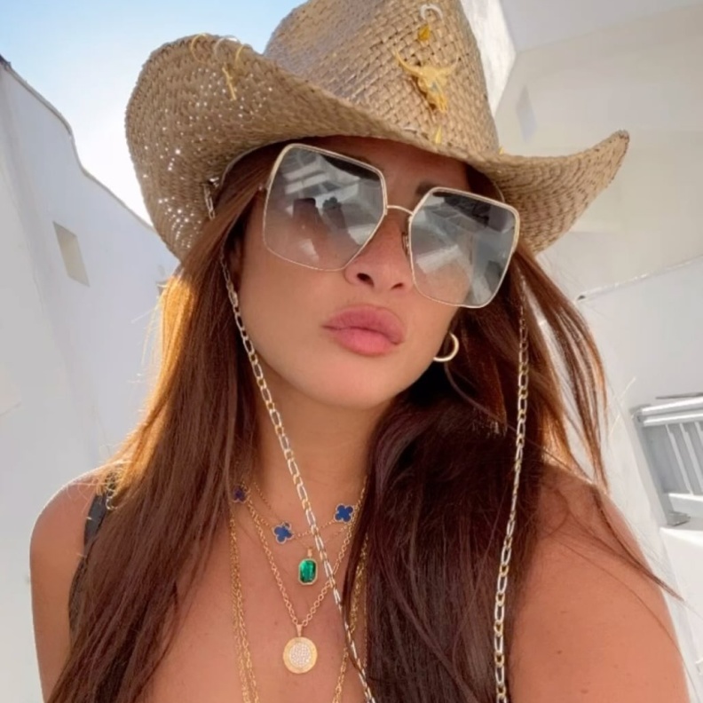 شاهدي كيف تغير ستايل ياسمين عبدالعزيز من اعتماد تصاميم المجوهرات الضخمة إلى الناعمة