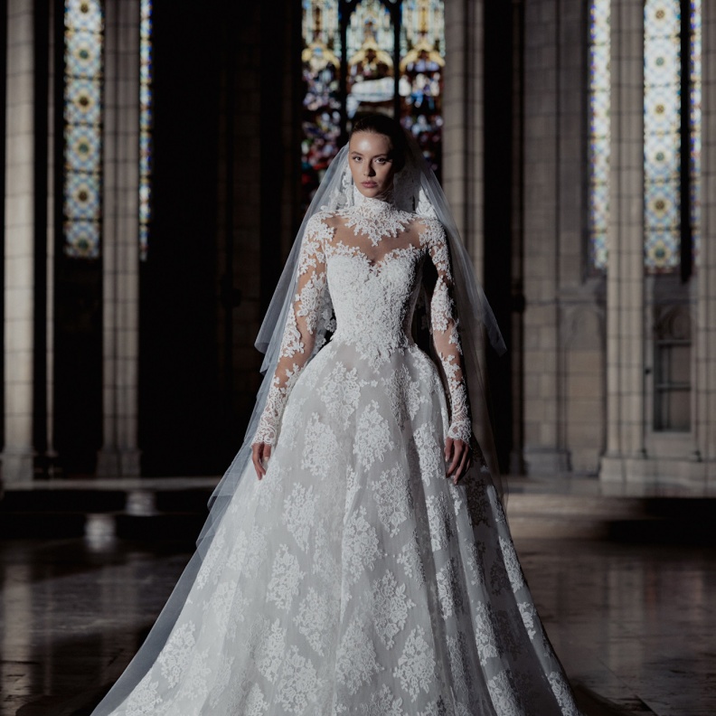 عروس زهير مراد بياقة عالية لمظهر أثيري