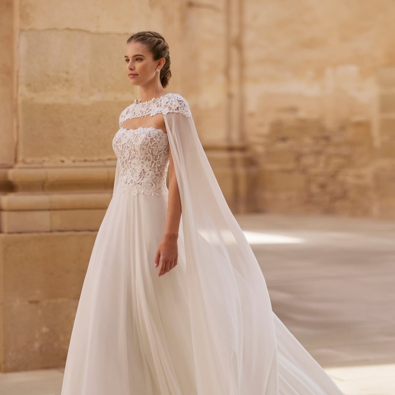 فستان زفاف بالغوبير مع كايب من دار ألما مودا