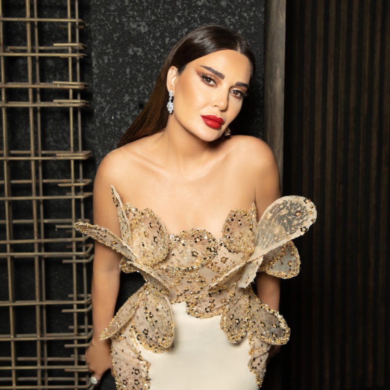 قطع مجوهرات لافتة وبارزة استقبلت بها نجمات العرب العام الجديد