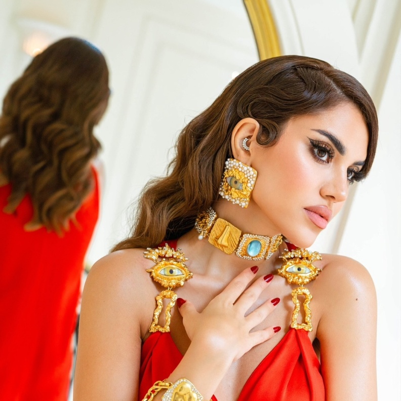 مع اقتراب يوم التأسيس نجمات السعودية بتصاميم مجوهرات أيقونية 