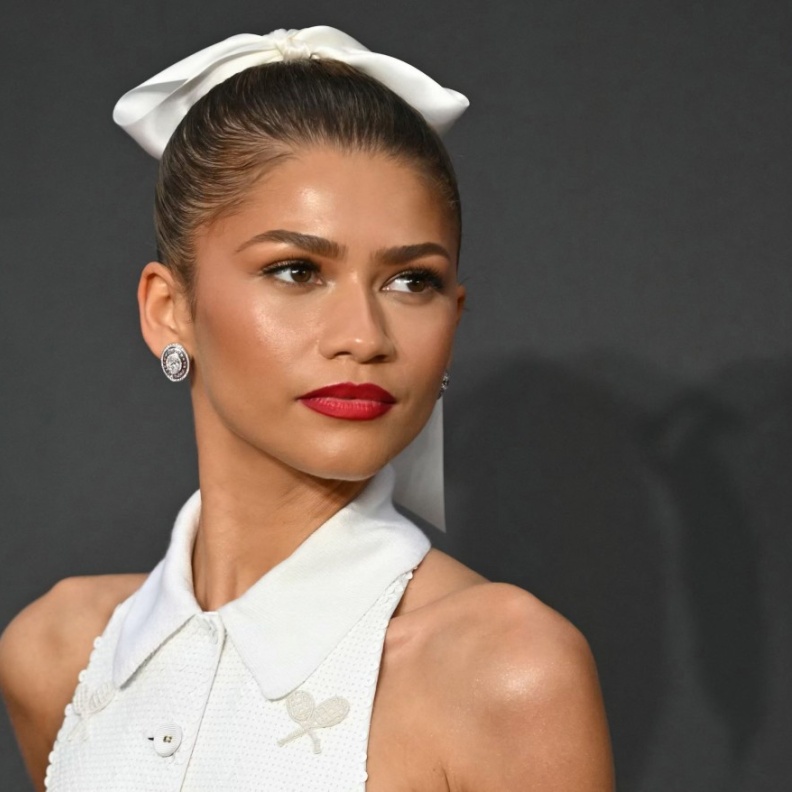 ألوان أحمر الشفاه الكرزية بأسلوب Zendaya