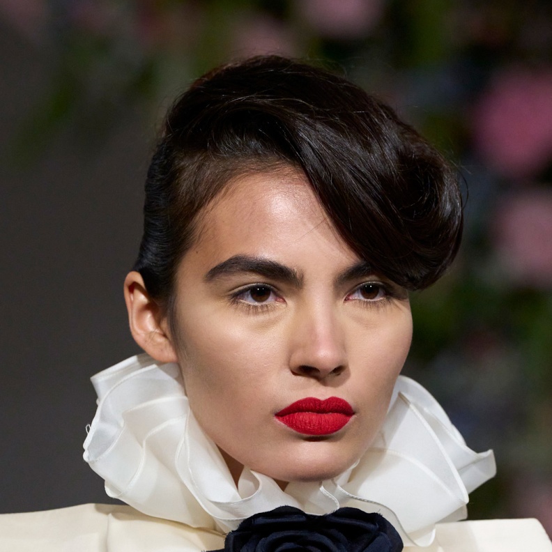 إبدعي بإبتكار إطلالة جديدة بأحمر الشفاه بصيحة Red Lip Theory من تيك توك