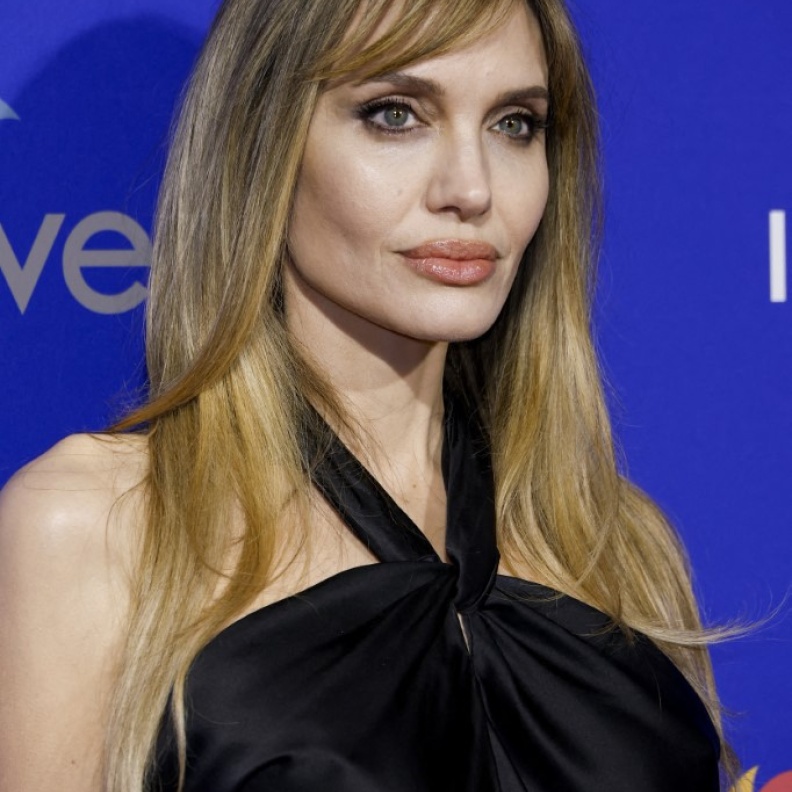 اطلالة Angelina Jolie برسمات الظلال البنية