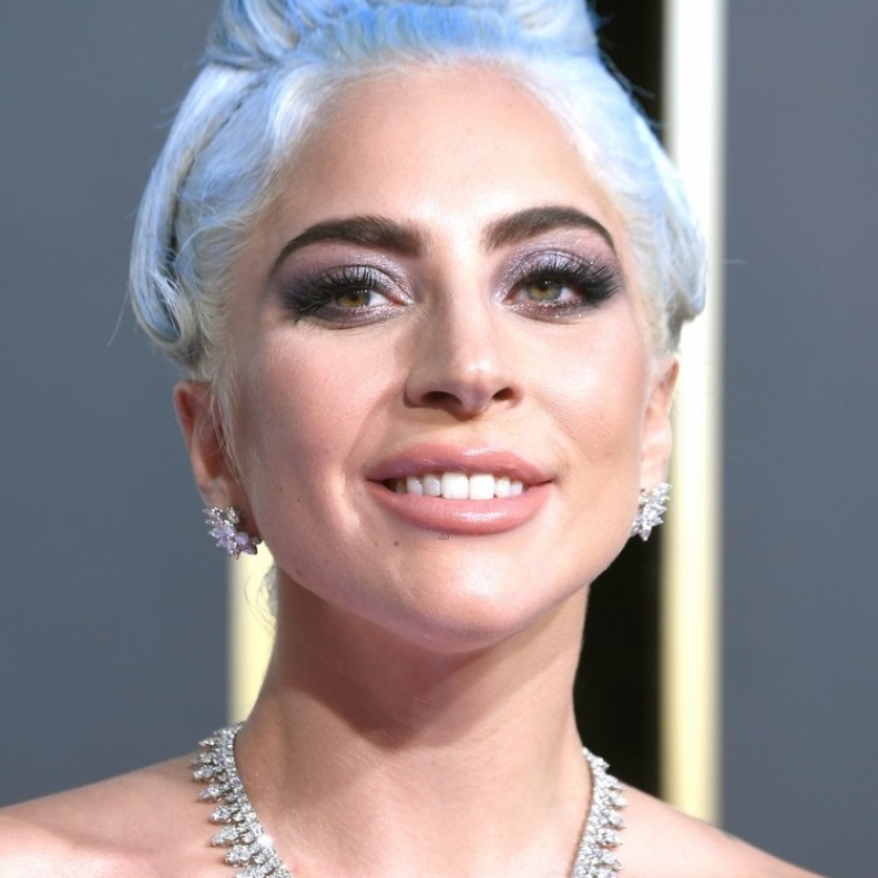 اطلالة Lady Gaga بمكياج عيون ميتاليك عام 2019