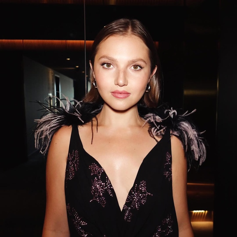 النجمة Mia Mckenna-Bruce - صورة من حسابها على انستغرام