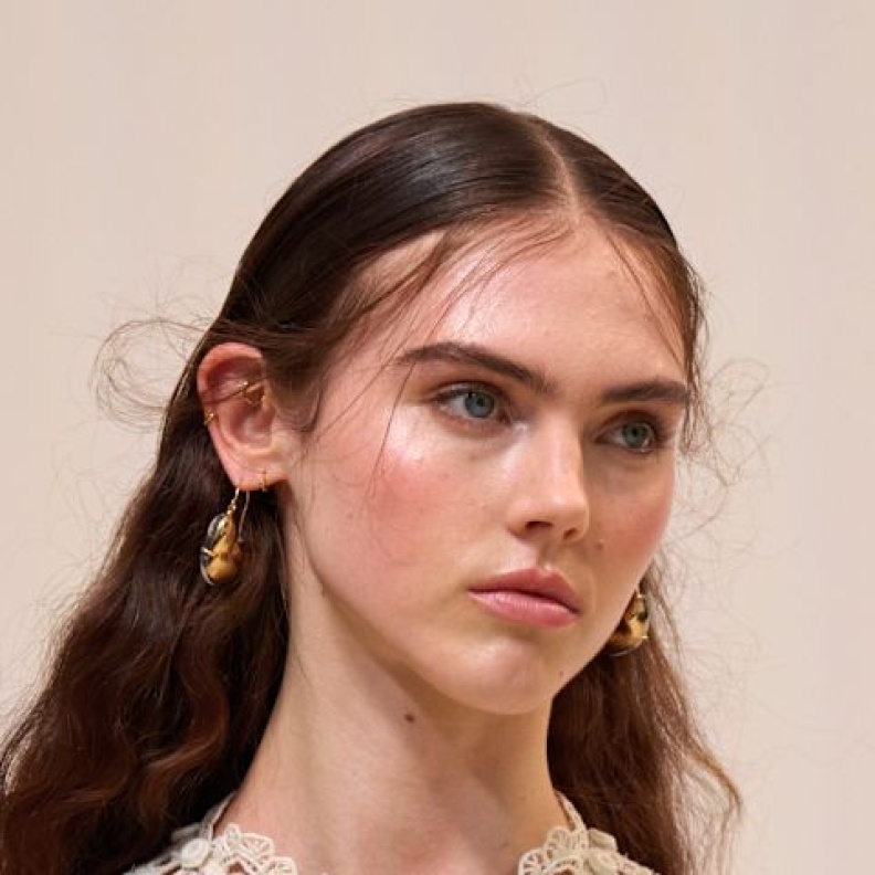  تنسيق العطر المناسب مع اطلالة المكياج الناعم