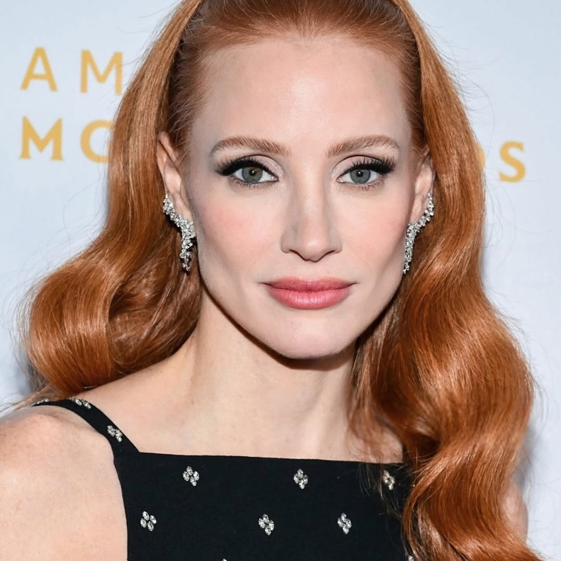 رسمات المكياج البيج بأسلوب  Jessica Chastain - الصورة من حساب خبير المكياج Hung Vanngo