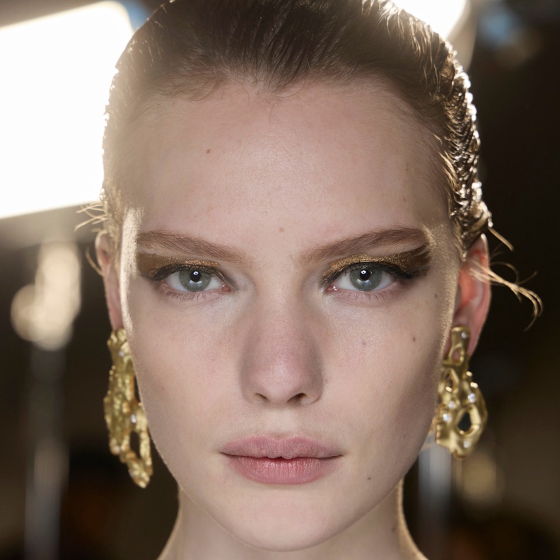 رسمات المكياج الذهبي والداكن من دار Jason Wu
