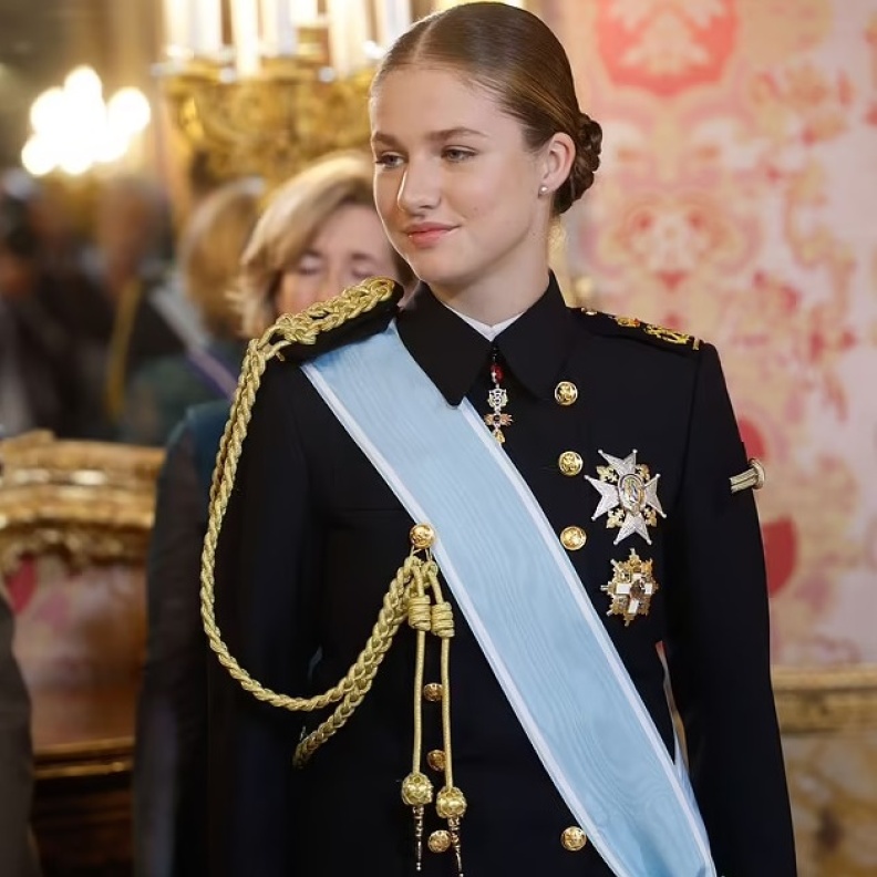 ليونور تذهل الجميع بزيها العسكري الجديد