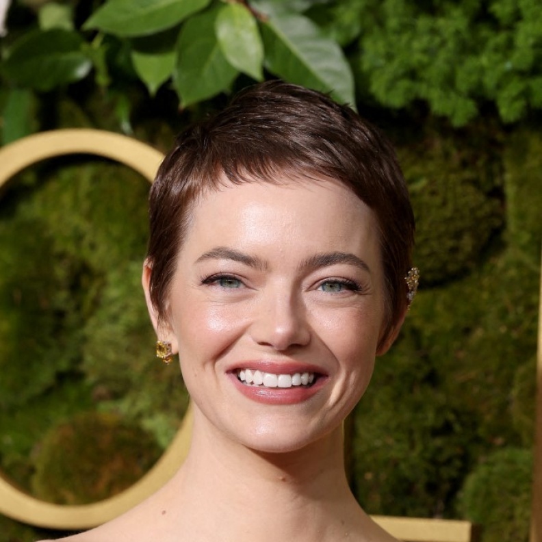 قصات الشعر القصير والذكوري مع الخصل الرفيعة بأسلوب Emma Stone