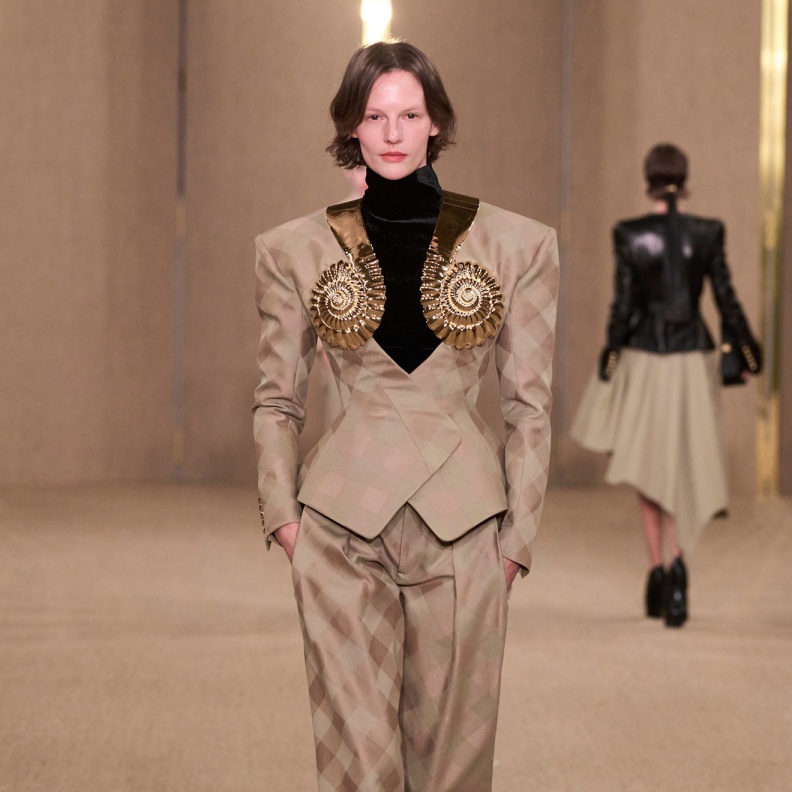 إطلالة من Balmain