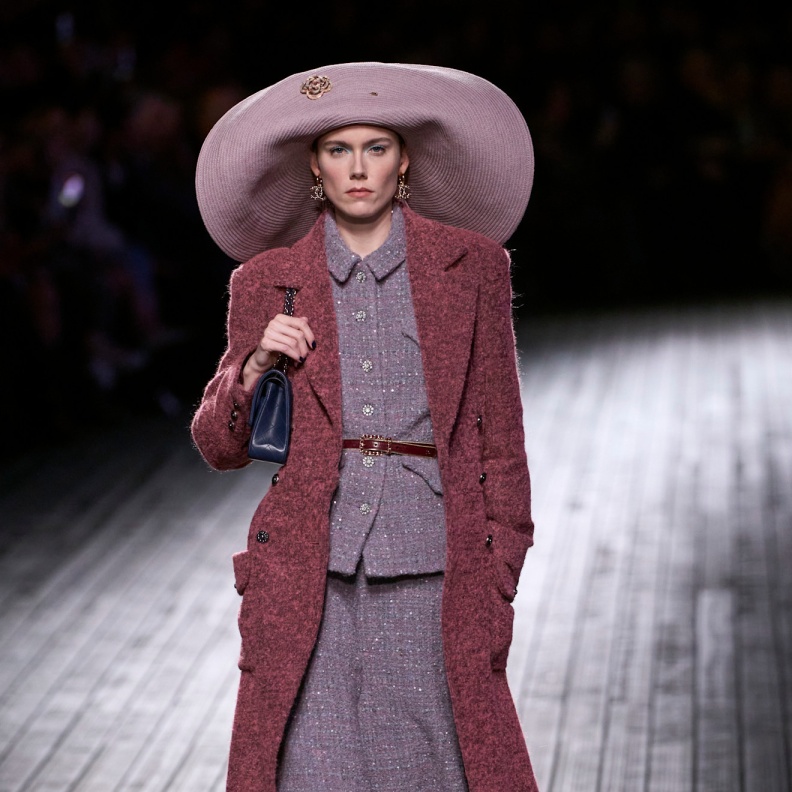 إطلالة من CHANEL