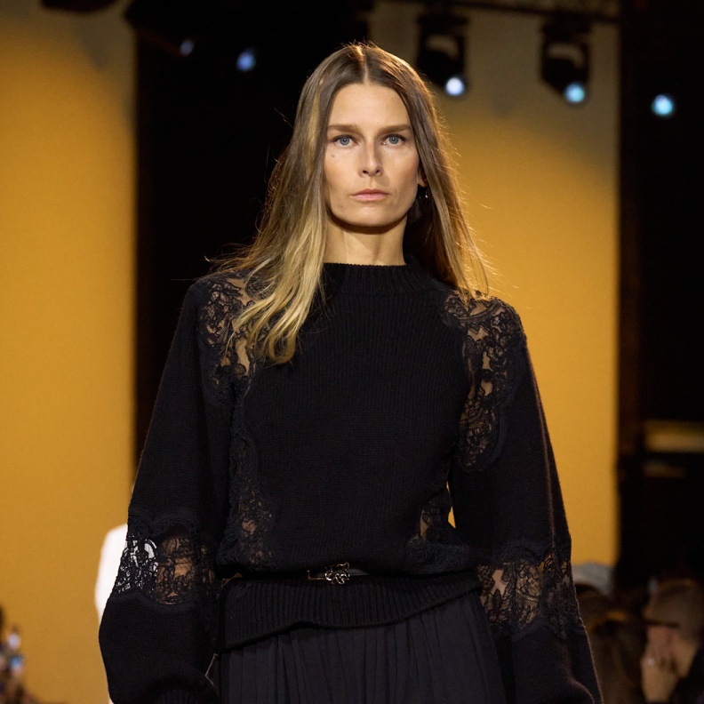 بلوفر مميزة باللون الأسود من Elie Saab