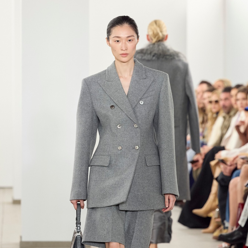تنسيق البيرمودا مع البليزر في شتاء 2025 من Micheal Kors