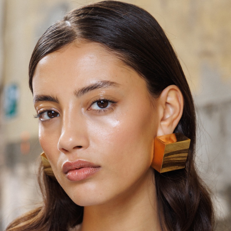 مستحضرات مكياج لإطلالة يومية ناعمة تحتاجها كل صبية في العام الجديد