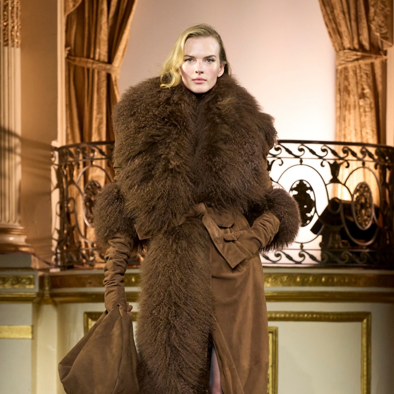 أبرز إتجاهات المعاطف البنية الداكنة بأناقة راقية