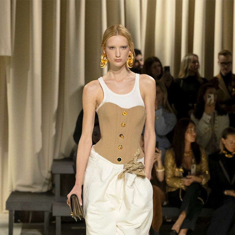 الكورسيه تاريخ طويل بين المعاناة والجمال 