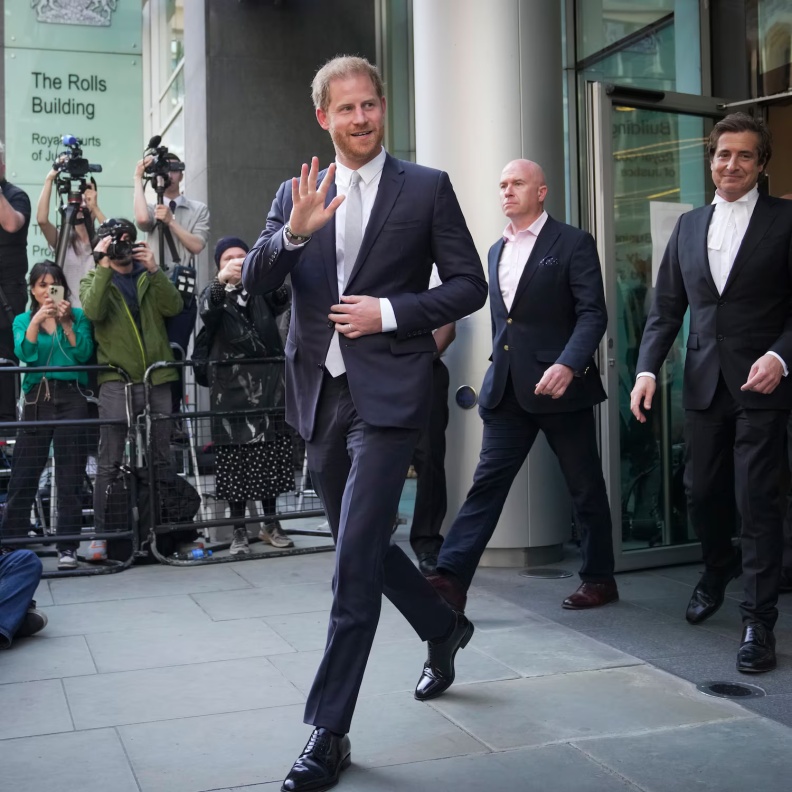 الأمير هاري يسحق إمبراطورية روبرت مردوخ الإعلامية