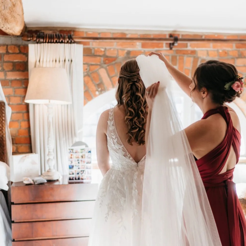 الطرق السحرية لثبات طرحة الزفاف