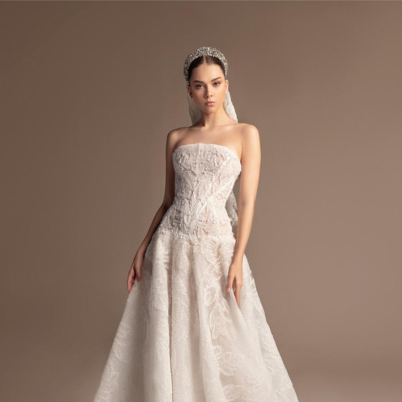 من عروض خريف وشتاء 2024 للمصمم طوني ورد