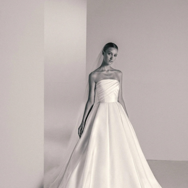 فستان زفاف سترابلس توقيع إيلي صعب