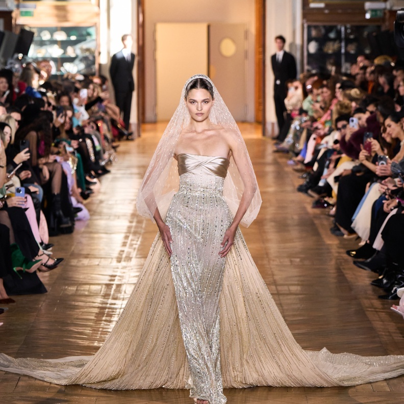 من عروض الزفاف لدار حبيقة خلال أسبوع باريس للموضة