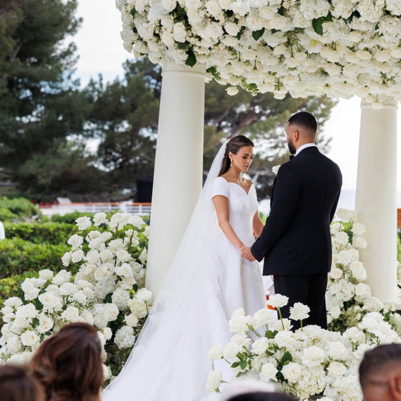 عمر كماني مع زوجته ندى أديل خلال حفل زفافهما