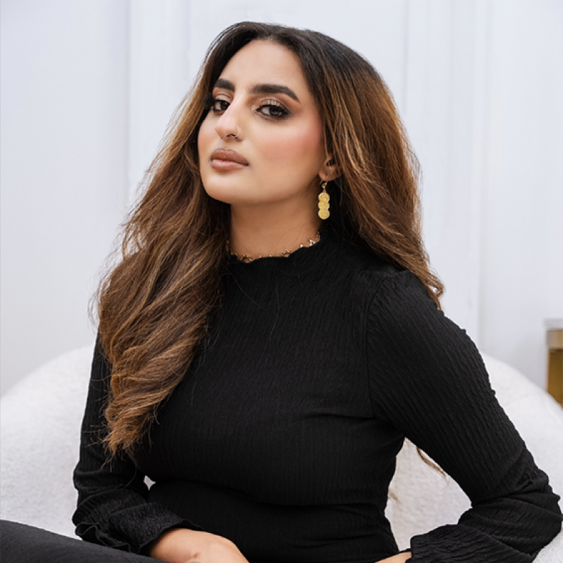 يسرا يوسف مقدمة بودكاست "ونسة مع أوسا" تكتب لـ"هي": تأملات في صوت المرأة السودانية قصص تروى وأصوات تُسمع