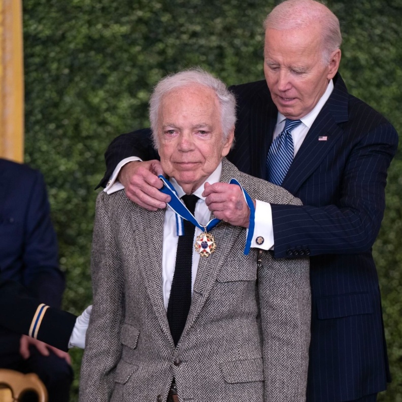 يتسلم مصمم الأزياء "رالف لورين" وسام الحرية من الرئيس الأمريكي "جو بايدن" . الصورة من حساب العلامة Ralph Lauren على انستقرام