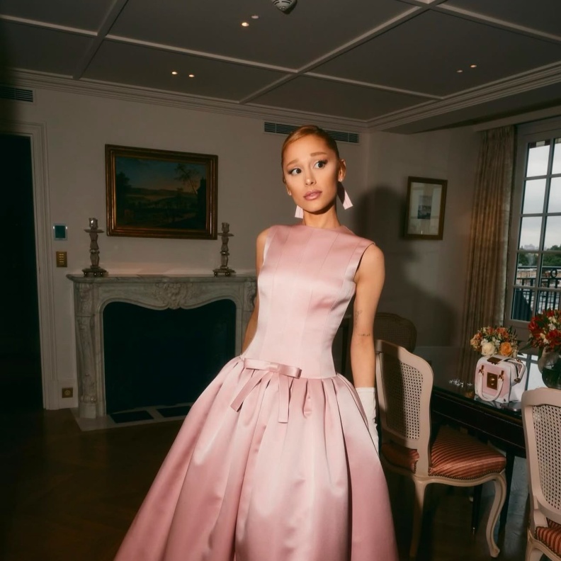 الممثلة و المغنية الأمريكية "اريانا غراندي" بتصميم خاص من Thom Browne