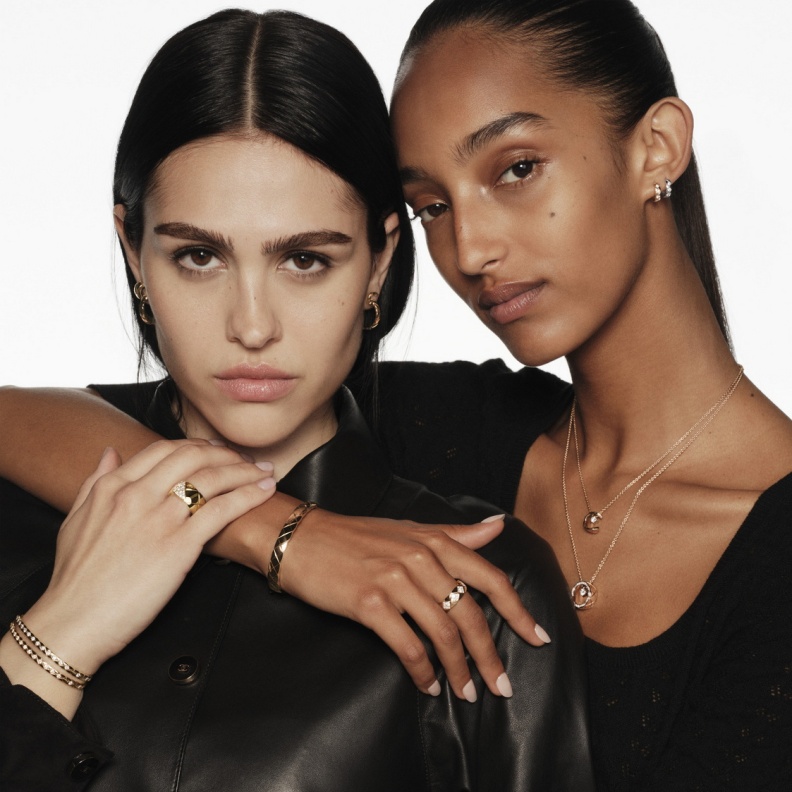 أميليا جراي هاملين، ومنى توجارد، بقطع مجوهرات من مجموعة COCO CRUSH