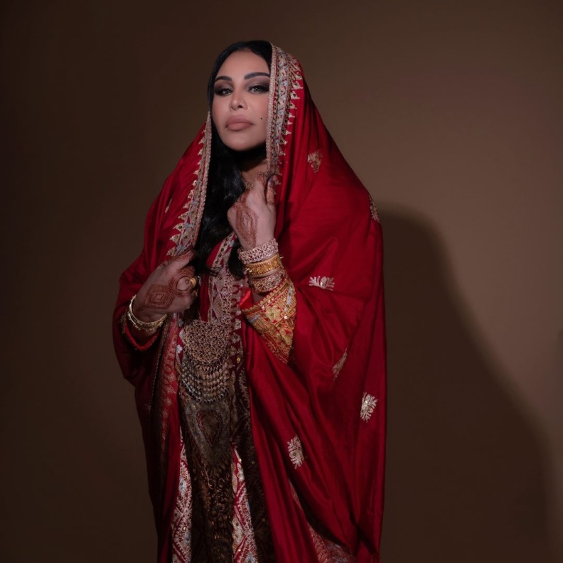 الفنانة أحلام تتألق بثوب نجدي من مجموعة الدكتورة ليلى البسام