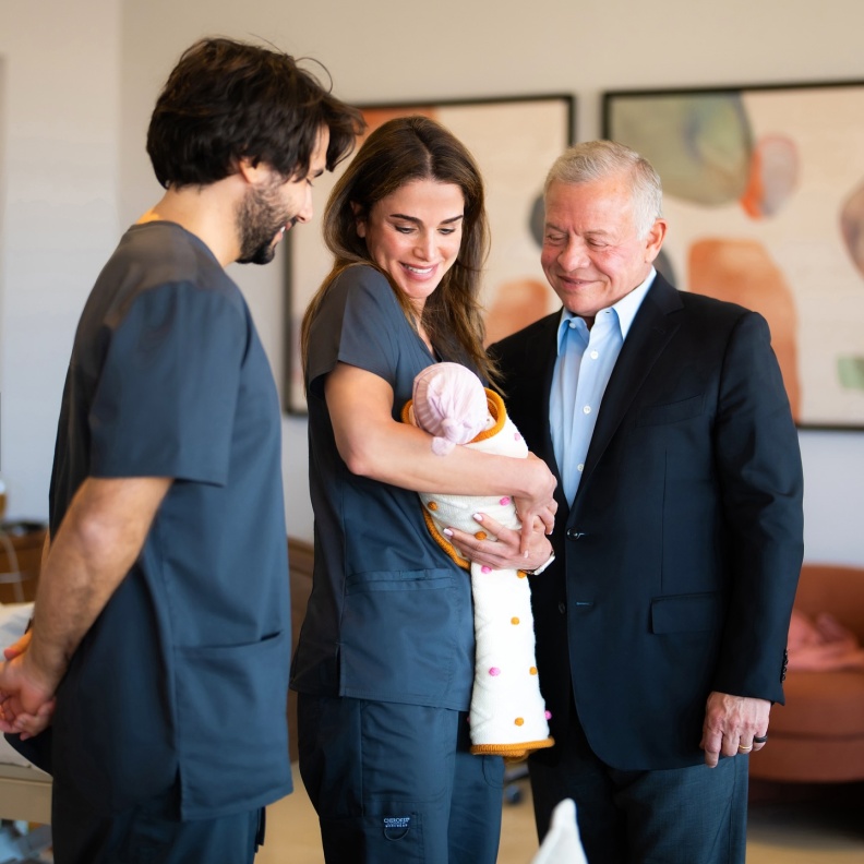  الملكة رانيا تُرحب بحفيدتها الثانية أمينة