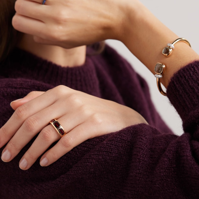 تألقي بخواتم الأحجار الكريمة في اطلالة شهر رمضان 2025 الصورة من Pomellato 