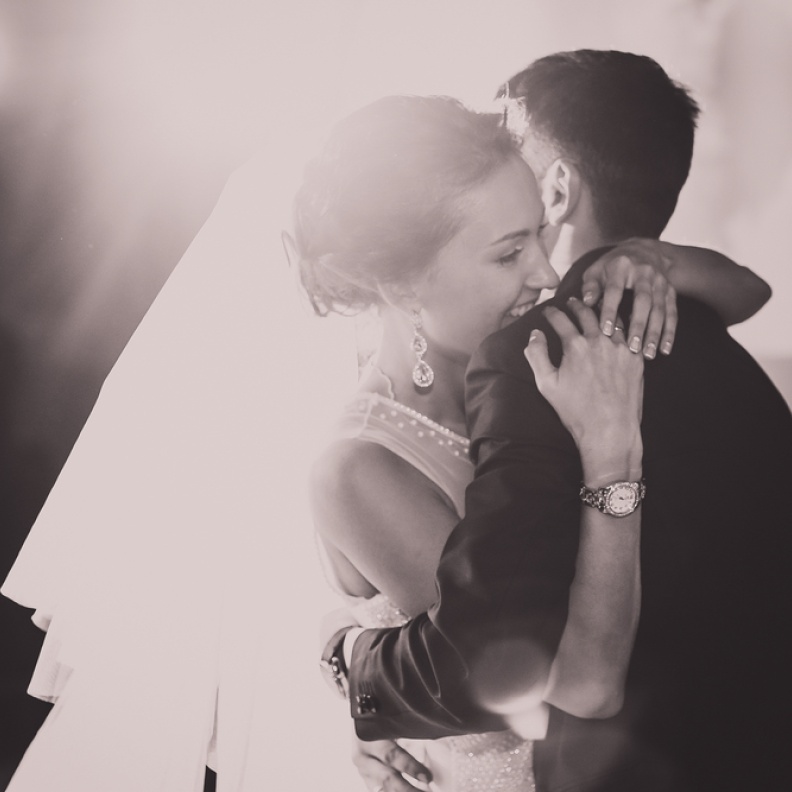 تدريب الرعوسين على تجسيد قصتهما من خلال الرقص في حفل الزفاف