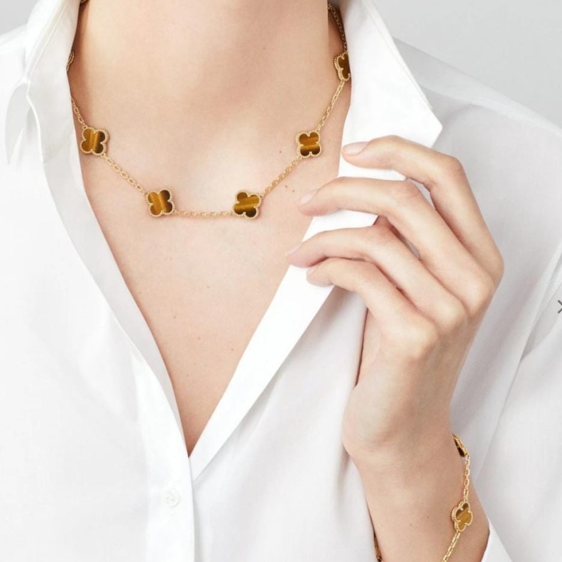 عقد فينتاج ألامبرا، 10 حلي زخرفية