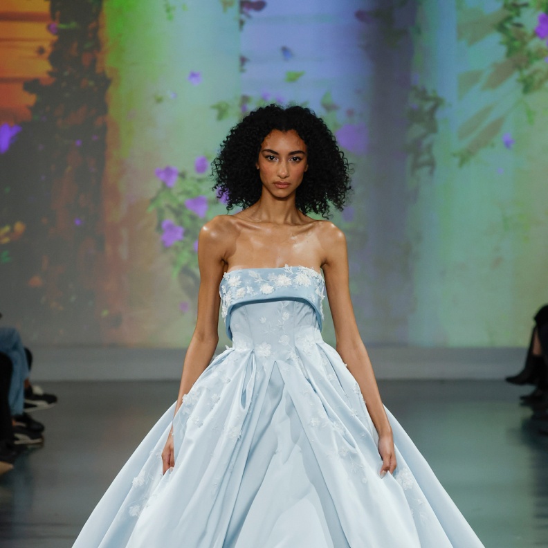 فستان زفاف أزرق من عروض إناس دي سانتو لربيع 2025