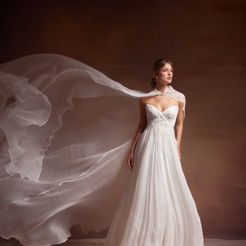فستان زفاف بقصة خصر عالية من عروض ناديا مانجريز