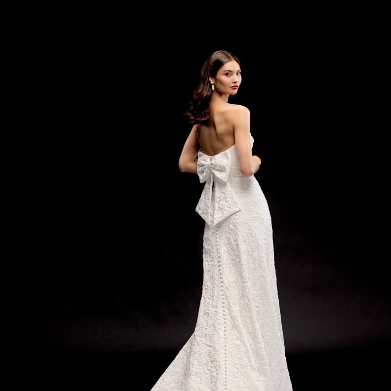 فستان زفاف مكشوف الظهر من دار جاستين ألكساندر