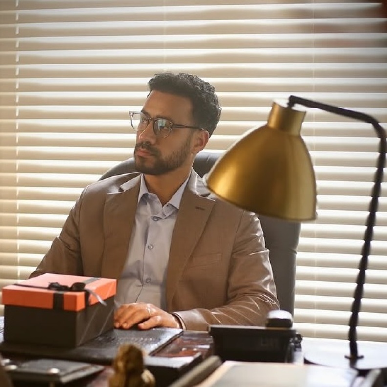أعمال مشبوهة وصراع نفسي يتحكم في أحمد داوود بـ الحلقة الأولى من "الشرنقة" رمضان 2025