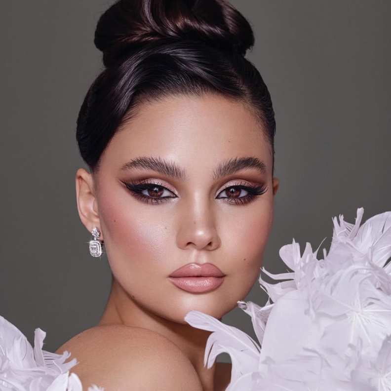 مكياج عروس مميز بأنامل خبيرة التجميل ملاك حمادي