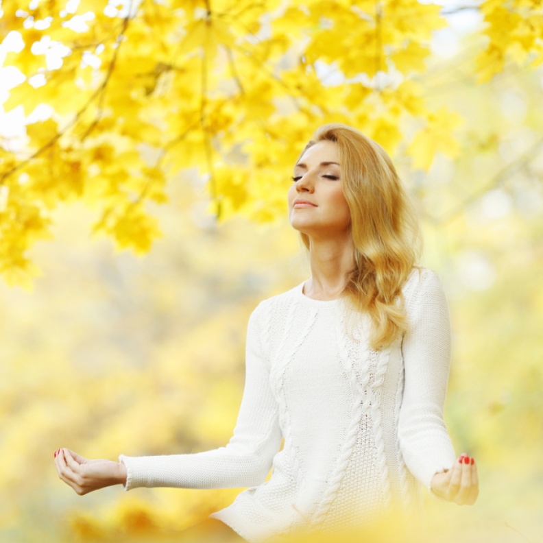 ممارسة اليوغا من أهم اسباب الاسترخاء قبل يوم الزفاف