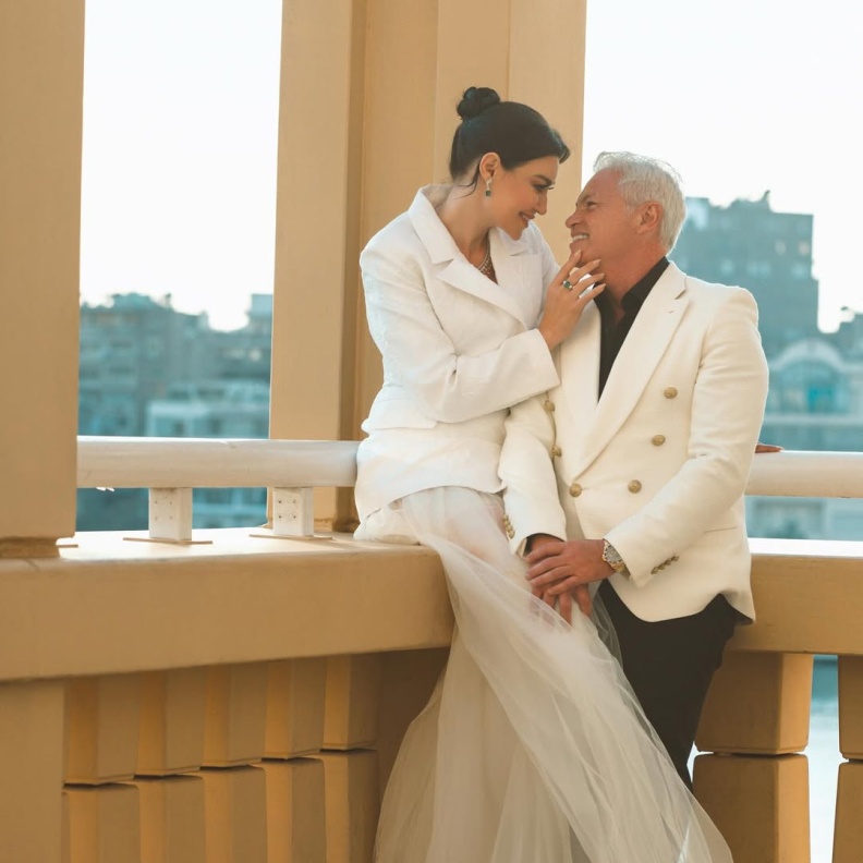 نظرات حب رومانسية بين اروى وزوجها