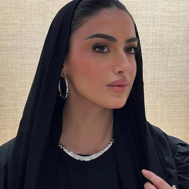 يارا النملة بمجوهرات شوميه