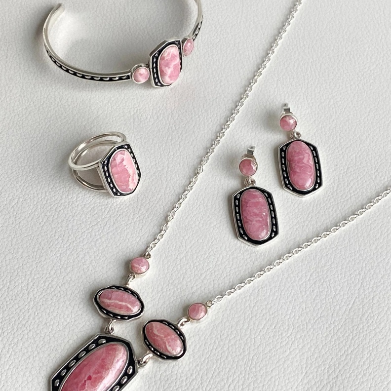 يتمتع الرودونيت الوردي بجاذبية كبيرة في المجوهرات الصورة من Barse Jewelry