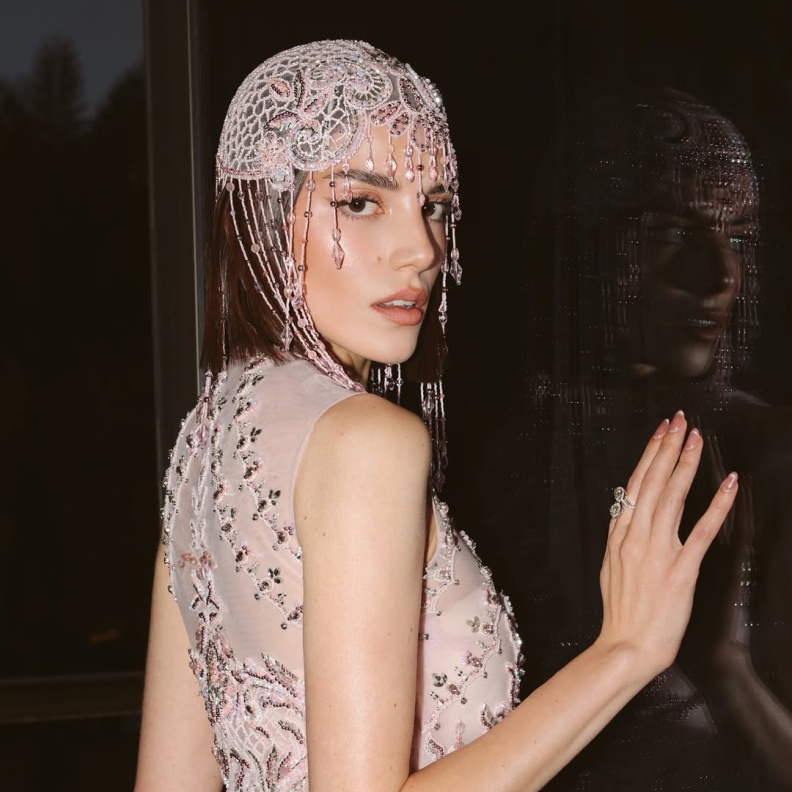 إطلالة سينتيا صموئيل بأكسسوار شعر  يناسب العروس