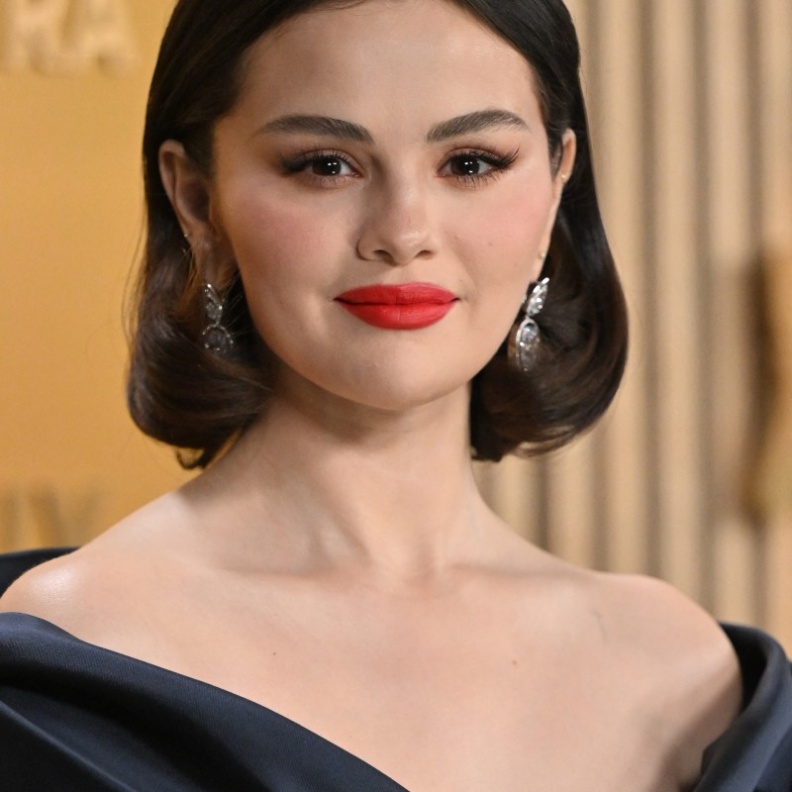 إطلالة Selena Gomez برسمات المكياج البني الفاتح