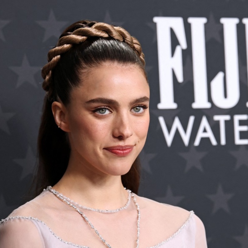 اطلالة Margaret Qualley بتسريحات شعر الضفائر العريضة